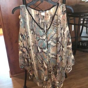 Venus cold shoulder top size M
